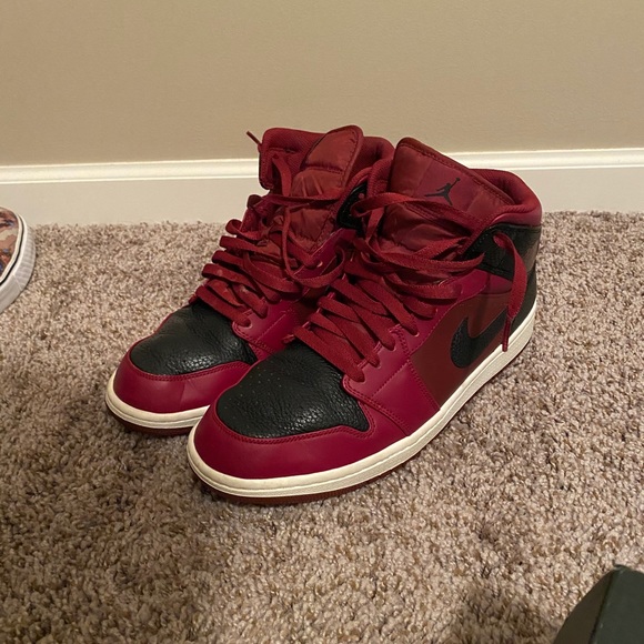 Nike Jordan 1 - Picture 1 of 3
